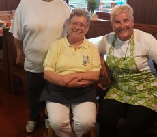 In še vedno pridno dela s kolegicama Gizo in Marijo.